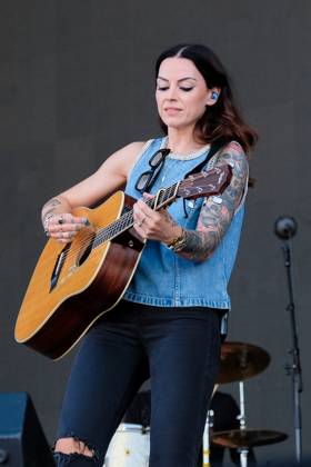 June 20, 2025, Newport, United Kingdom: Scottish singer songwriter Amy Elizabeth Macdonald, performing live on stage at the Isle of Wight Festival. Newport United Kingdom - ZUMAs197 20250620_aaa_s197_130 Copyright: xDawnxFletcher-Parkx