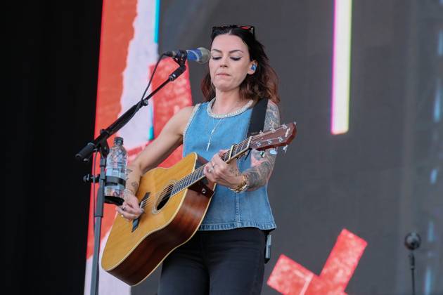 June 20, 2025, Newport, United Kingdom: Scottish singer songwriter Amy Elizabeth Macdonald, performing live on stage at the Isle of Wight Festival. Newport United Kingdom - ZUMAs197 20250620_aaa_s197_133 Copyright: xDawnxFletcher-Parkx