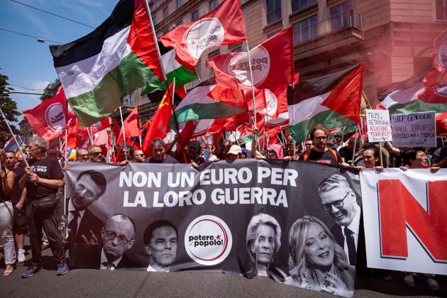 Bilder des Jahres 2025, News 06 Juni News Themen der Woche KW25 News Bilder des Tages June 21, 2025, Rome, Rm, Italy: Thousands join the national demonstration Disarmiamoli , against European rearmament, against NATO, against genocide and for the freedom of the Palestinian people. Not a single euro for their war reads the banner. Rome Italy - ZUMAg256 20250621_znp_g256_032 Copyright: xMarcoxDixGianvitox