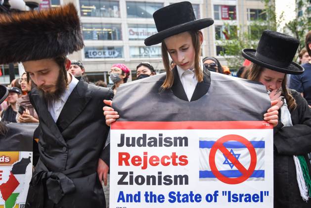 Bilder des Jahres 2025, News 06 Juni News Themen der Woche KW25 News Bilder des Tages News Bilder des Tages Global March To Gaza NYC A large solidarity protest for Gaza takes place in the heart of New York City, United States, on June 21, 2025, with hundreds gathering in Union Square. Protesters wave Palestinian flags and hold signs calling for an end to the siege and violence in Gaza. Powerful chants for justice and freedom echo through the streets, with people from diverse backgrounds standing united in support of Palestinian rights. New York United States  Copyright: xAymanxArefx originalFilename: aref-notitle250621_npOSH.jpg