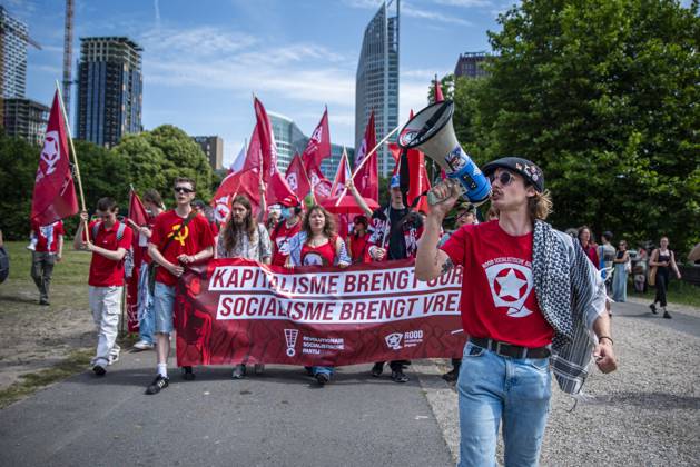 Bilder des Jahres 2025, News 06 Juni News Themen der Woche KW25 News Bilder des Tages June 22, 2025, The Hague, South Holland, Netherlands: A crowd of protestors begin marching through The Hague, the Netherlands, carrying a banner reading Capitalism Brings War. Socialism Brings Peace (translated from Dutch). On June 22, 2025, approximately 5,000 protestors gathered in The Hague two days before the 2025 NATO summit to protest against imperialism and the Ã¢â‚¬oeNATO War Machine. The Hague Netherlands - ZUMAp202 20250622_zip_p202_008 Copyright: xJamesxPetermeierx