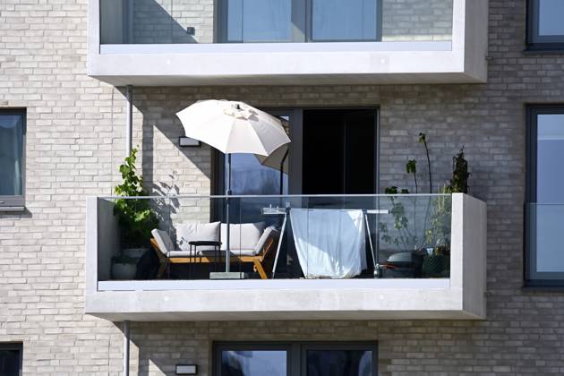 IMAGO Creative, Jahreszeit Sommer, Hitze Balkon mit Sonnenschirm in der Hafencity von Hamburg, Deutschland