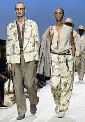 Bilder des Jahres 2025, Entertainment 06 Juni Entertainment Bilder des Tages June 23, 2025, Milan, Itay: Models present creations by italian fashion designer Giorgio Armani Men s Spring-Summer 2026 collection during the Milan Fashion Week, in Milan, Italy, 23 June 2025. Milan Itay  - ZUMAa110 20250623_zaf_a110_009 Copyright: xDanielxDalxZennarox