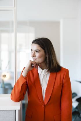 Smiling businesswoman with hand on chin at office model released, Symbolfoto property released, JOSEF14619