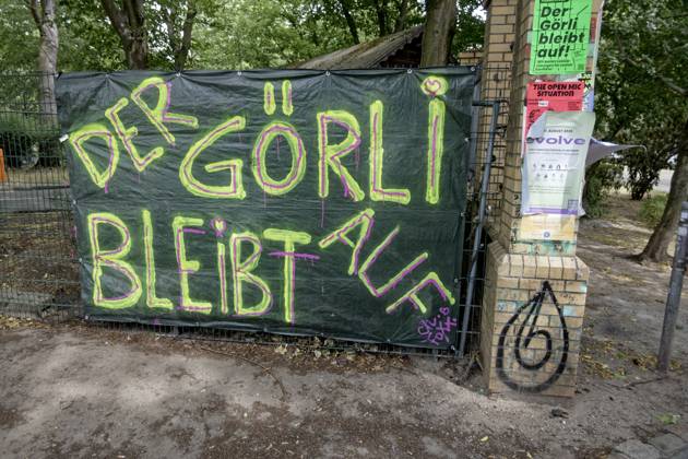 Görlitzer Park, Der Görli bleibt auf . Protestplakat gegen Mauerbau im Görlitzer Park, Friedrichshain- Kreuzberg, Berlin Görlitzer Park, Der Görli bleibt auf . Protestplakat gegen Mauerbau im Görlitzer Park, Friedrichshain- Kreuzberg, Berlin