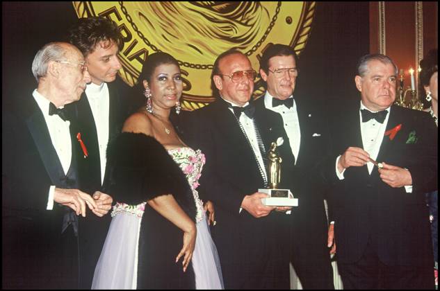 ARCHIVES - BARRY MANILOW, ARETHA FRANKLIN, ROGER MOORE ET CLIVE DAVIS LORS D UNE SOIREE HOMMAGE A CLIVE DAVIS A NEW YORK EN 1992 New York Etats-Unis Copyright: xAGENCEx xBESTIMAGExAGENCEx xBESTIMAGEx