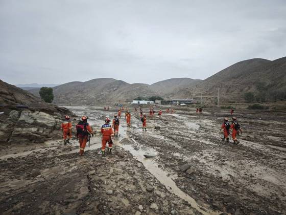 Bilder des Jahres 2025, News 06 Juni News Bilder des Tages (250624) -- JINGYUAN, June 24, 2025 -- Firefighters conduct search and rescue operations at an area affected by a mountain flood in Xinquan Village of Jingyuan County, northwest China s Gansu Province, June 24, 2025. Five people have been reported missing as of 2 a.m. Tuesday following a mountain flood in Xinquan Village of Jingyuan County at approximately 6 p.m. Monday. Local authorities, including public security, emergency response, firefighting and communication departments, were swiftly mobilized to search for those missing and evacuate residents after the flood. Rescue operations, evacuations, risk assessments and other emergency measures are ongoing. (Photo by Wang Yinqian Xinhua) PhotoFlash 5 missing following flood in northwe