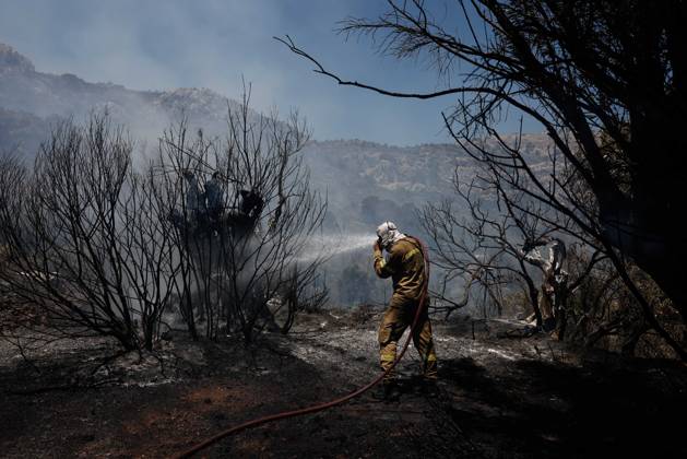 Bilder des Jahres 2025, News 06 Juni News Bilder des Tages Wildfire continues to rage on Greek island of Chios ATHENS, GREECE - JUNE 24: A view of burnt field as firefighters continue to extinguish the wildfire both ground and air on Greek Island of Chios in Athens, Greece on June 24, 2025. The blaze has been burning for three consecutive days and is active on two major fronts. Public broadcaster ERT reported that the flames reached close to the village of Lithi and its nearby beach, damaging crops and forested areas. Dimitris Tosidis Anadolu Athens Greece. Editorial use only. Please get in touch for any other usage.  Copyright: x2025xAnadoluxDimitrisxTosidisx