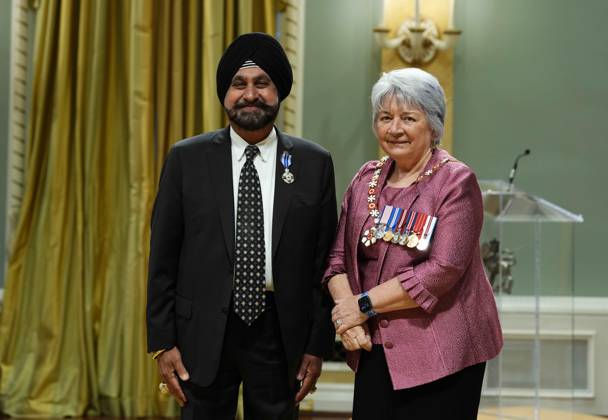 June 25, 2025, Ottawa, On, Canada: Toronto Raptors super fan Nav Bhatia of Toronto receives a Meritorious Service medal from Gov. Gen. Mary Simon during a ceremony at Rideau Hall in Ottawa, on Wednesday, June 25, 2025. Ottawa Canada  - ZUMAc35_ 20250625_zaf_c35_058 Copyright: xJustinxTangx