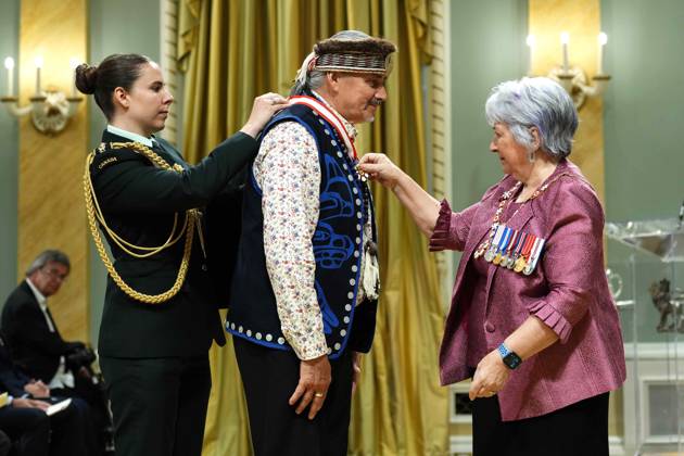 News Bilder des Tages June 25, 2025, Ottawa, On, Canada: Traditional Haida sculptor Chief 7IDANsuu James Hart Edenshaw of Old Massett, Haida Gwaii, B.C., is invested as an Officer of the Order of Canada by Gov. Gen. Mary Simon during a ceremony at Rideau Hall in Ottawa, on Wednesday, June 25, 2025. Ottawa Canada - ZUMAc35_ 20250625_zaf_c35_052 Copyright: xJustinxTangx