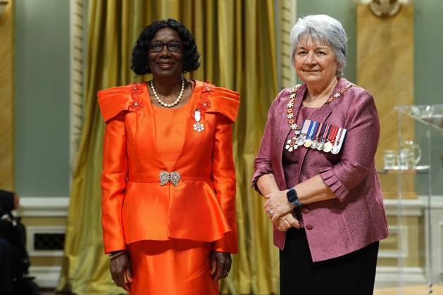June 25, 2025, Ottawa, On, Canada: Angela Cooper Brathwaite of Whitby, Ont., a nurse, educator and public policy advocate, is invested as a member of the Order of Canada by Gov. Gen. Mary Simon during a ceremony at Rideau Hall in Ottawa, on Wednesday, June 25, 2025. Ottawa Canada - ZUMAc35_ 20250625_zaf_c35_053 Copyright: xJustinxTangx