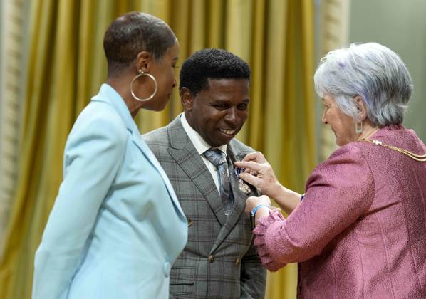 June 25, 2025, Ottawa, On, Canada: Pinball Clemons Foundation founders Diane Lee Clemons, left, and Michael Pinball Clemons of Mississauga, Ont., receive the Meritorious Service Medal from Gov. Gen. Mary Simon during a ceremony at Rideau Hall in Ottawa, on Wednesday, June 25, 2025. Ottawa Canada - ZUMAc35_ 20250625_zaf_c35_060 Copyright: xJustinxTangx