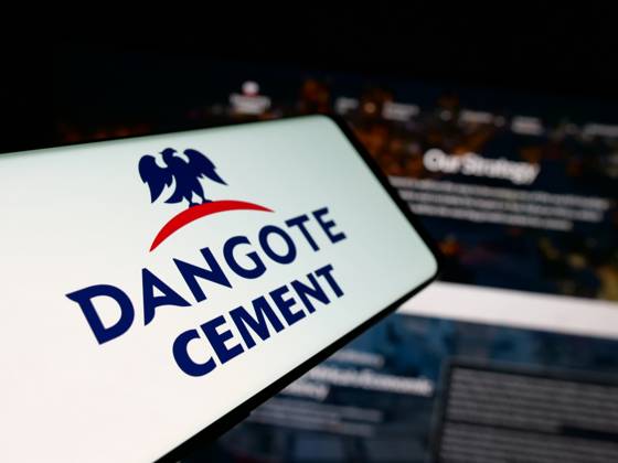 Illustrative editorial images in Germany - 05 Jun 2025 In this photo illustration, a smartphone with the logo of Nigerian materials company Dangote Cement plc is seen on screen in front of website. Germany Copyright: xTimonxSchneiderx xSOPAxImagesx TSCHNEIDER_52355 Dangote Cement P4832361