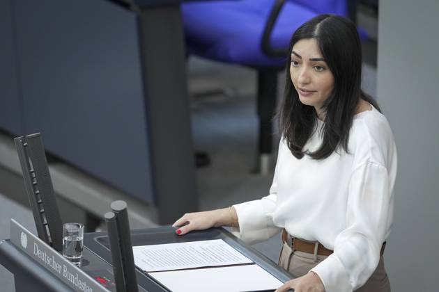 Deutscher Bundestag, 14. Plenarsitzung Reem Alabali-Radovan (SPD) im Portrait bei ihrer Rede in der aktuellen Stunde zum Nahen und Mittleren Osten bei der 14. Sitzung des Deutschen Bundestag in Berlin, 26.06.2025 Berlin Berlin Deutschland