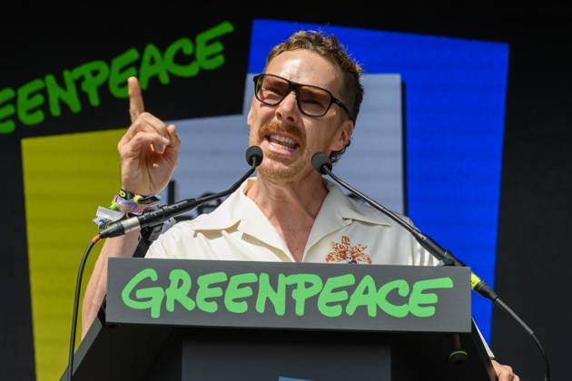 Bilder des Jahres 2025, Entertainment 06 Juni Benedict Cumberbatch in Glastonbury Festival 2025 Benedict Cumberbatch performs on the first Letters Live at Glastonbury, the show where celebrities read out letters, both meaningful and humorous. Greenpeace Stage, Glastonbury Festival 2025 in Pilton, Somerset, 27 June 2025.., Credit:Tina Korhonen Avalon United Kingdom, Pilton, Pilton, Somerset Copyright: xTinaxKorhonenx xAvalonx 1015530892