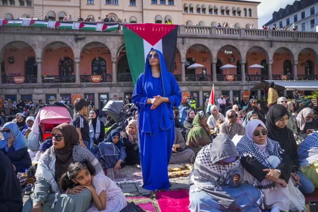 Bilder des Jahres 2025, News 06 Juni News Bilder des Tages Fellesbonn og demonstrasjon pa Youngstorget Oslo 20250627. Islam Net arrangerer en felles fredagsbonn og Palestina-demonstrasjon pa Youngstorget fredag ettermiddag. Foto: Javad Parsa NTB Oslo Norge UgTKA0ZdXOY EDITORIAL USE ONLY Ref:_POLUgTKA0ZdXOY.jpg Copyright: xJavadxParsax xNTBx