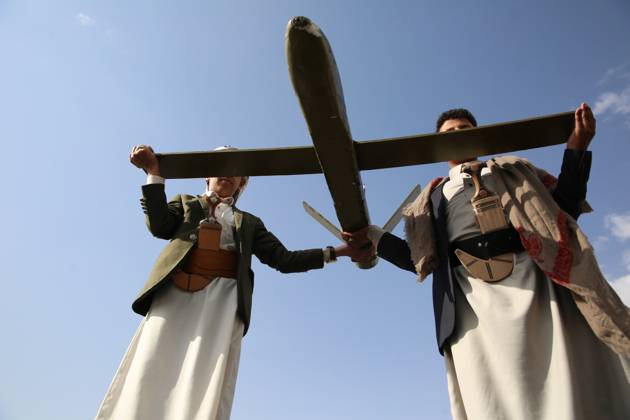 Bilder des Jahres 2025, News 06 Juni News Bilder des Tages YEMEN HOUTHIS USA ISRAEL CONFLICT Houthi supporters hold up a mock drone during a protest against the USA and Israel, in Sana a, Yemen, 27 June 2025. IMAGO Sanaa Yemen Copyright: xHamzaxAlix