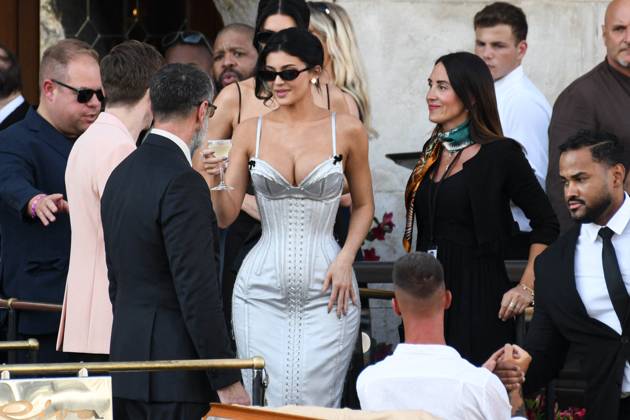 Bilder des Jahres 2025, Entertainment 06 Juni Kylie And Kendall Jenner Leaving Hotel On Bezos-Sanchez Wedding Day - Venice Kendall Jenner are spotted leaving the Gritti Palace Hotel on the wedding day of Amazon founder Jeff Bezos with Lauren Sanchez (not pictured) in Venice, Italy on June 27, 2025. Photo by Florian Poitout ABACAPRESS.COM Venice Italy  Copyright: xPoitoutxFlorian ABACAx