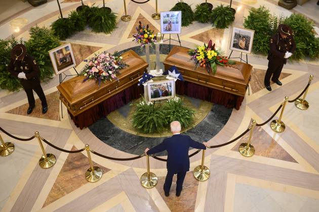 Bilder des Jahres 2025, News 06 Juni News Bilder des Tages June 27, 2025, St. Paul, Minn, USA: Former U.S. President Joe Biden pays his respects in the Minnesota Capitol Rotunda for Speaker Emerita Melissa Hortman, her husband Mark and their Golden Retriever Gilbert as they laid in state on Friday, June 27, 2025, at the State Capitol in St. Paul, Minnesota. St. Paul USA - ZUMAm67_ 20250627_zaf_m67_010 Copyright: xAaronxLavinskyx