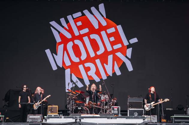 Bilder des Jahres 2025, Entertainment 06 Juni Dean White, Justin Sullivan und Ceri Monger von New Model Army live bei einem Konzert auf dem Königsplatz. München, 27.06.2025