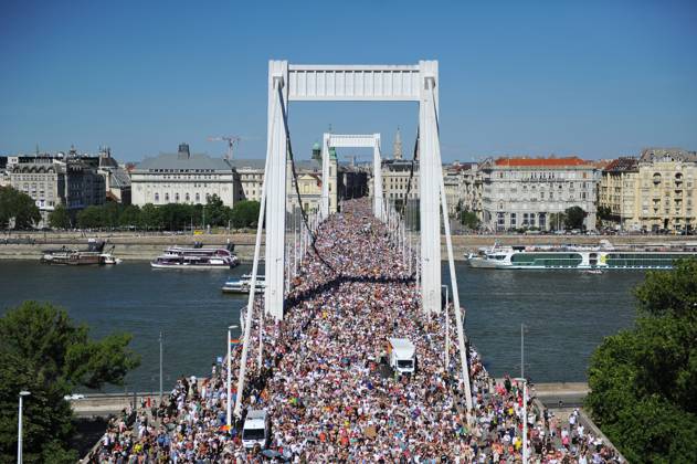 Bilder des Jahres 2025, News 06 Juni RECORD DATE NOT STATED Budapest Pride Parade Goes Ahead Despite Ban People gather for the 30th Budapest Pride March in Budapest, Hungary, on July 28. The Pride march, which the national assembly banned earlier this year citing child protection, is organized regardless by the local government of Budapest, with over 70 MEPs expected to attend. Budapest Hungary  Copyright: xBalintxSzentgallayx originalFilename: szentgallay-30thbuda250628_npIpn.jpg