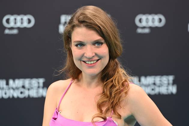 Lara MANDOKI (Schauspielerin), Einzelbild,angeschnittenes Einzelmotiv,Portraet,Portrait,Porträt. Roter Teppich,Red Carpet,Eroeffnung 42.Filmfest Muenchen am 28.06.2024 Gasteig HP8.