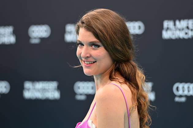 Lara MANDOKI (Schauspielerin), Einzelbild,angeschnittenes Einzelmotiv,Portraet,Portrait,Porträt. Roter Teppich,Red Carpet,Eroeffnung 42.Filmfest Muenchen am 28.06.2024 Gasteig HP8.
