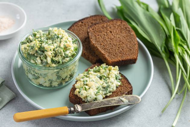 Bärlauch- oder Bärlauch-Eiersalat mit Roggenbrot ramson or wild garlic egg salad with rye bread (License=RF) Copyright: xZoonar.com Anna_Shepulovax 23680806