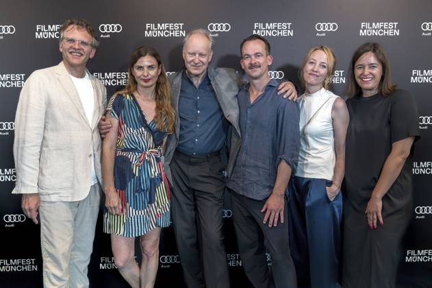 Christoph Gröner, Janine Jackowski, Stellan Skarsgard, Jonas Dornbach, Katharina Günther und Julia Weigl bei der Verleihung des CineMerit Awards auf dem 42. Filmfest München 2025 im Theatersaal des Amarikahauses. München, 29.06.2025