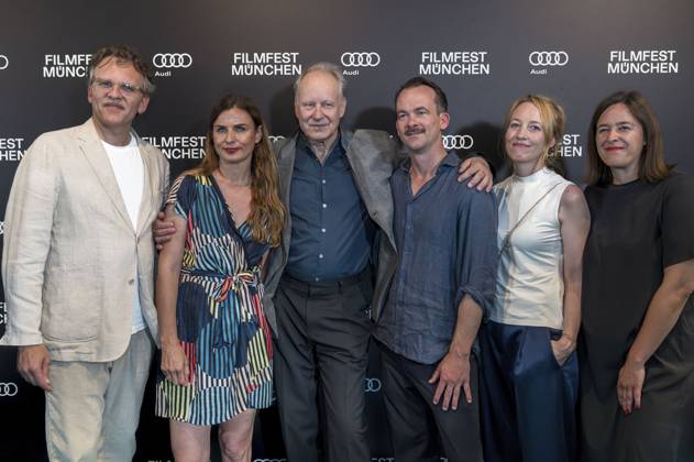 Christoph Gröner, Janine Jackowski, Stellan Skarsgard, Jonas Dornbach, Katharina Günther und Julia Weigl bei der Verleihung des CineMerit Awards auf dem 42. Filmfest München 2025 im Theatersaal des Amarikahauses. München, 29.06.2025