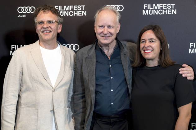 Christoph Gröner, Stellan Skarsgard und Julia Weigl bei der Verleihung des CineMerit Awards auf dem 42. Filmfest München 2025 im Theatersaal des Amarikahauses. München, 29.06.2025
