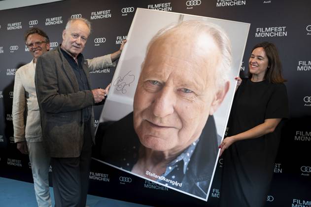 Christoph Gröner, Stellan Skarsgard und Julia Weigl bei der Verleihung des CineMerit Awards auf dem 42. Filmfest München 2025 im Theatersaal des Amarikahauses. München, 29.06.2025