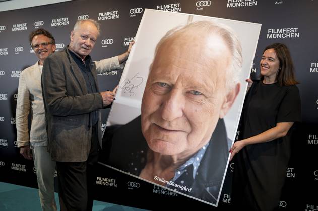 Christoph Gröner, Stellan Skarsgard und Julia Weigl bei der Verleihung des CineMerit Awards auf dem 42. Filmfest München 2025 im Theatersaal des Amarikahauses. München, 29.06.2025