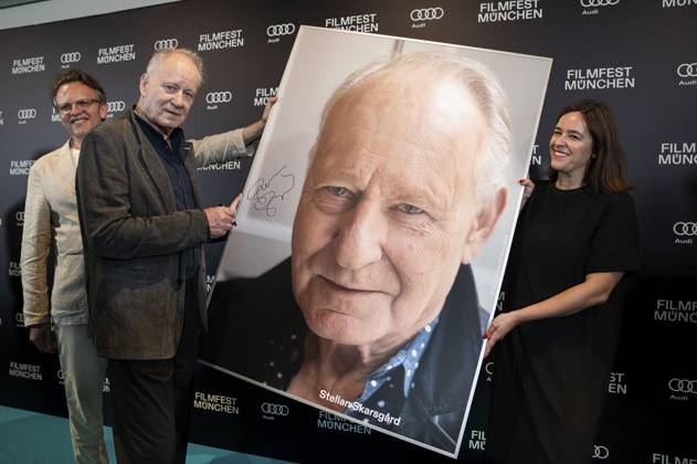Christoph Gröner, Stellan Skarsgard und Julia Weigl bei der Verleihung des CineMerit Awards auf dem 42. Filmfest München 2025 im Theatersaal des Amarikahauses. München, 29.06.2025