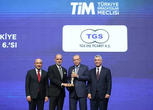 Turkish President Recep Tayyip Erdogan ISTANBUL, TURKIYE - JUNE 30: (----EDITORIAL USE ONLY - MANDATORY CREDIT - TURKISH PRESIDENCY MURAT KULA HANDOUT - NO MARKETING NO ADVERTISING CAMPAIGNS - DISTRIBUTED AS A SERVICE TO CLIENTS----) Turkish President Recep Tayyip Erdogan (2nd R) presents awards to the recipients during the 32nd Ordinary General Assembly of Turkiye Exporters Assembly and Export Champions Award Ceremony at Halic Congress Center in Istanbul, Turkiye on June 30, 2025. Turkish Trade Minister Omer Bolat (R) was also present at the ceremony. Turkish Presidency Murat Kula Handout Anadolu Istanbul Turkey. Editorial use only. Please get in touch for any other usage.  Copyright: x2025xAnadoluxTurkishxPresidencyx xMuratxKulax xHandoutx