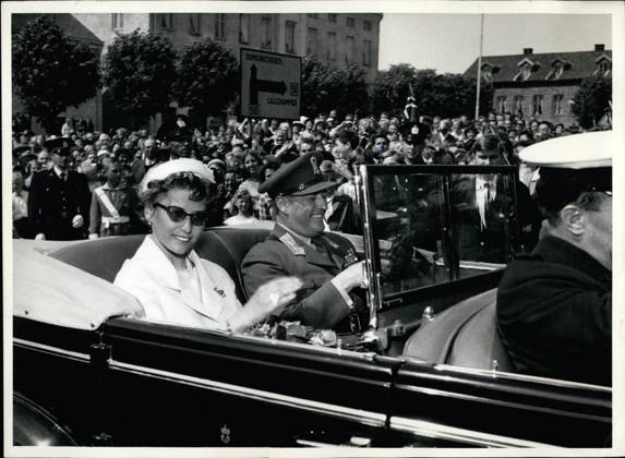 Prinzessin Astrid von Norwegen ist tot Erben Erbin Mitglieder des Königshauses Prominente 26. Februar 2012 Am 16. Juni beginnt König Olav V. von Norwegen seine Reise von Oslo nach Trondheim, wo die Bischöfe Norwegens ihm am 22. Juni im Nidarosdom (der Kathedrale von Trondheim) ihren Segen erteilen werden, wo am 22. Juni 1966 die Krönung des verstorbenen Königs Haakon VII. stattgefunden hatte. König Olav V. verließ am Morgen des 16. Juni gemeinsam mit seiner Tochter, Seiner Königlichen Hoheit Prinzessin Astrid, seine Residenz Skaugum bei Oslo, um seine Reise durch Südnorwegen anzutreten. Der König fährt in einem offenen Cabriolet, der königliche Konvoi besteht aus fünf Wagen, während Presse, Radio, Fernsehen usw. in zwölf Wagen mit einer Geschwindigkeit v  Copyright: xUnitedxArchivesx xkpaxKeystonex 19600107_baf_k09_2794