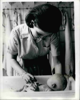 Dänemark Finnland Grönland Island 1958 – Nicht zur Veröffentlichung vor Freitag, dem 12. Juni. Die zukünftige Königin der Hellenen lernt Kinderfürsorge: Dänemarks Prinzessin Anne-Marie, die am 18. September in Athen König Konstantin von Griechenland heiraten wird, absolviert seit einiger Zeit eine Ausbildung in Kinderbetreuung in einem Kopenhagener Kinderheim – als Teil ihrer Vorbereitung auf ihre neue Rolle als Königin von Griechenland. Das Foto zeigt Prinzessin Anne-Marie beim Baden eines Babys – während ihrer Ausbildung in Kopenhagen. Athens Greece Copyright: xUnitedxArchivesx xkpaxKeystonex 19600108_p01_k09_139
