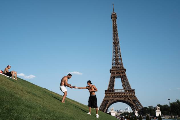 Red Alert Heatwave In Paris Parisians and tourists cool off at the Trocadero fountain in Paris, France, on July 1, 2025, as temperatures in France are expected to hit a peak today, according to the Meteo France weather agency, with some areas expected to soar beyond 40 degrees Celsius (104 degrees Fahrenheit). Paris braces for blistering temperatures, with the French capital on red alert as an early summer heatwave spreads into parts of northern Europe less accustomed to such extremes. Scientists say human-induced climate change makes such heatwave events more intense, frequent, and widespread. Paris France Copyright: xJeromexGillesx originalFilename: chobeaux-canicule250701_np11B