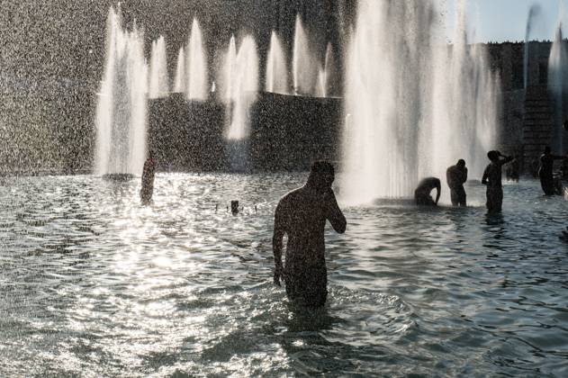 Red Alert Heatwave In Paris Parisians and tourists cool off at the Trocadero fountain in Paris, France, on July 1, 2025, as temperatures in France are expected to hit a peak today, according to the Meteo France weather agency, with some areas expected to soar beyond 40 degrees Celsius (104 degrees Fahrenheit). Paris braces for blistering temperatures, with the French capital on red alert as an early summer heatwave spreads into parts of northern Europe less accustomed to such extremes. Scientists say human-induced climate change makes such heatwave events more intense, frequent, and widespread. Paris France Copyright: xJeromexGillesx originalFilename: chobeaux-canicule250701_np1e8