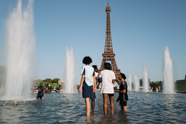 Red Alert Heatwave In Paris Parisians and tourists cool off at the Trocadero fountain in Paris, France, on July 1, 2025, as temperatures in France are expected to hit a peak today, according to the Meteo France weather agency, with some areas expected to soar beyond 40 degrees Celsius (104 degrees Fahrenheit). Paris braces for blistering temperatures, with the French capital on red alert as an early summer heatwave spreads into parts of northern Europe less accustomed to such extremes. Scientists say human-induced climate change makes such heatwave events more intense, frequent, and widespread. Paris France Copyright: xJeromexGillesx originalFilename: chobeaux-canicule250701_np3eX