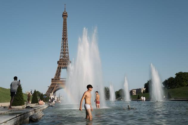 Red Alert Heatwave In Paris Parisians and tourists cool off at the Trocadero fountain in Paris, France, on July 1, 2025, as temperatures in France are expected to hit a peak today, according to the Meteo France weather agency, with some areas expected to soar beyond 40 degrees Celsius (104 degrees Fahrenheit). Paris braces for blistering temperatures, with the French capital on red alert as an early summer heatwave spreads into parts of northern Europe less accustomed to such extremes. Scientists say human-induced climate change makes such heatwave events more intense, frequent, and widespread. Paris France Copyright: xJeromexGillesx originalFilename: chobeaux-canicule250701_npivk