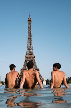Red Alert Heatwave In Paris Parisians and tourists cool off at the Trocadero fountain in Paris, France, on July 1, 2025, as temperatures in France are expected to hit a peak today, according to the Meteo France weather agency, with some areas expected to soar beyond 40 degrees Celsius (104 degrees Fahrenheit). Paris braces for blistering temperatures, with the French capital on red alert as an early summer heatwave spreads into parts of northern Europe less accustomed to such extremes. Scientists say human-induced climate change makes such heatwave events more intense, frequent, and widespread. Paris France Copyright: xJeromexGillesx originalFilename: chobeaux-canicule250701_npjH9