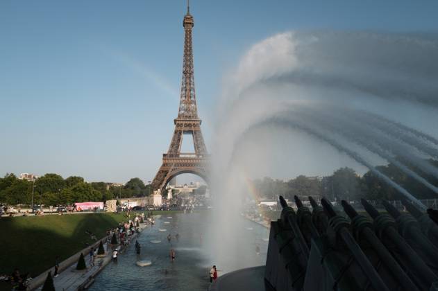 Red Alert Heatwave In Paris Parisians and tourists cool off at the Trocadero fountain in Paris, France, on July 1, 2025, as temperatures in France are expected to hit a peak today, according to the Meteo France weather agency, with some areas expected to soar beyond 40 degrees Celsius (104 degrees Fahrenheit). Paris braces for blistering temperatures, with the French capital on red alert as an early summer heatwave spreads into parts of northern Europe less accustomed to such extremes. Scientists say human-induced climate change makes such heatwave events more intense, frequent, and widespread. Paris France Copyright: xJeromexGillesx originalFilename: chobeaux-canicule250701_npQCP