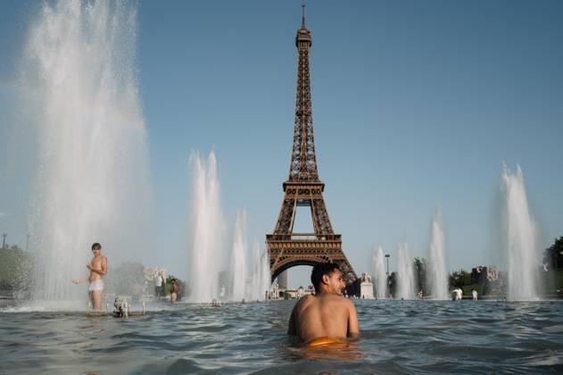 Red Alert Heatwave In Paris Parisians and tourists cool off at the Trocadero fountain in Paris, France, on July 1, 2025, as temperatures in France are expected to hit a peak today, according to the Meteo France weather agency, with some areas expected to soar beyond 40 degrees Celsius (104 degrees Fahrenheit). Paris braces for blistering temperatures, with the French capital on red alert as an early summer heatwave spreads into parts of northern Europe less accustomed to such extremes. Scientists say human-induced climate change makes such heatwave events more intense, frequent, and widespread. Paris France Copyright: xJeromexGillesx originalFilename: chobeaux-canicule250701_npVFe