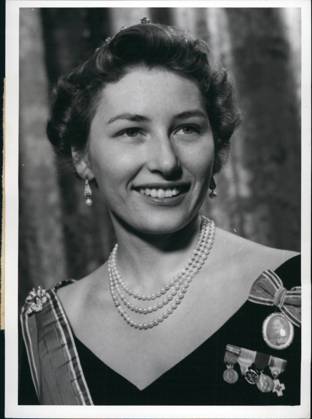 Prinzessin Astrid von Norwegen ist tot Erben Erbin Mitglieder des Königshauses Prominente 1958 – Ihre Königliche Hoheit Prinzessin Astrid von Norwegen: 25 Jahre am 12. Februar 1958. Das Foto zeigt das erste Bild von Prinzessin Astrid nach dem Tod ihres Großvaters König Haakon VII. Copyright: xUnitedxArchivesx xkpaxKeystonex 19600112_baf_k09_1875