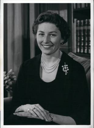 Prinzessin Astrid von Norwegen ist tot Erben Erbin Mitglieder des Königshauses Prominente 1958 – Ihre Königliche Hoheit Prinzessin Astrid von Norwegen: 25 Jahre am 12. Februar 1958. Das Foto zeigt das erste Bild von Prinzessin Astrid nach dem Tod ihres Großvaters König Haakon VII. Copyright: xUnitedxArchivesx xkpaxKeystonex 19600112_baf_k09_1876