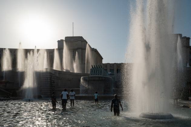 Red Alert Heatwave In Paris Parisians and tourists cool off at the Trocadero fountain in Paris, France, on July 1, 2025, as temperatures in France are expected to hit a peak today, according to the Meteo France weather agency, with some areas expected to soar beyond 40 degrees Celsius (104 degrees Fahrenheit). Paris braces for blistering temperatures, with the French capital on red alert as an early summer heatwave spreads into parts of northern Europe less accustomed to such extremes. Scientists say human-induced climate change makes such heatwave events more intense, frequent, and widespread. Paris France Copyright: xJeromexGillesx originalFilename: chobeaux-canicule250701_npwK4