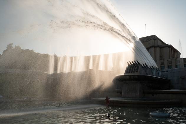 Red Alert Heatwave In Paris Parisians and tourists cool off at the Trocadero fountain in Paris, France, on July 1, 2025, as temperatures in France are expected to hit a peak today, according to the Meteo France weather agency, with some areas expected to soar beyond 40 degrees Celsius (104 degrees Fahrenheit). Paris braces for blistering temperatures, with the French capital on red alert as an early summer heatwave spreads into parts of northern Europe less accustomed to such extremes. Scientists say human-induced climate change makes such heatwave events more intense, frequent, and widespread. Paris France Copyright: xJeromexGillesx originalFilename: chobeaux-canicule250701_npx4z