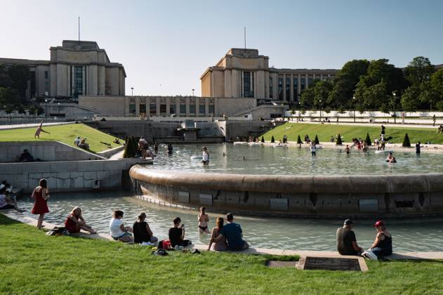 Red Alert Heatwave In Paris Parisians and tourists cool off at the Trocadero fountain in Paris, France, on July 1, 2025, as temperatures in France are expected to hit a peak today, according to the Meteo France weather agency, with some areas expected to soar beyond 40 degrees Celsius (104 degrees Fahrenheit). Paris braces for blistering temperatures, with the French capital on red alert as an early summer heatwave spreads into parts of northern Europe less accustomed to such extremes. Scientists say human-induced climate change makes such heatwave events more intense, frequent, and widespread. Paris France Copyright: xJeromexGillesx originalFilename: chobeaux-canicule250701_npyzH