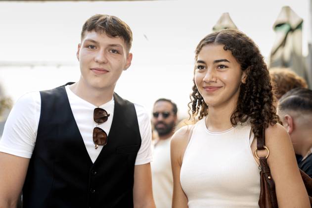 Luna Mwezi mit Gast bei der Premiere des ARD Fernsehfilms Stabil Verleihung des CineMerit Awards auf dem 42. Filmfest München 2025 im Gloria Palast. München, 01.07.2025